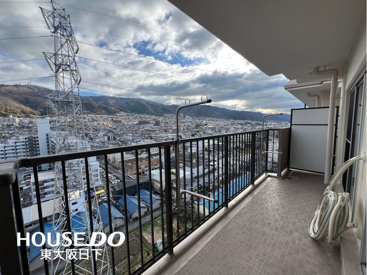 バルコニー:開放的なバルコニーから見える山並みと街並みが織りなす景色は、季節の移ろいを感じさせます。晴れた日には青空と白い雲が織りなす絶景をお楽しみいただけます。