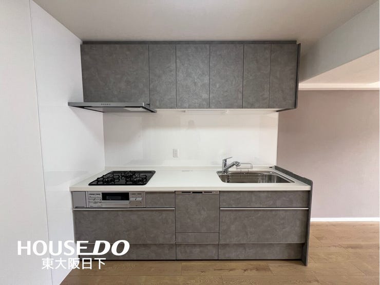 キッチン:壁付けキッチンは部屋のスペースをほぼ無駄なく広く活用できることが出来ます!集中してお料理を楽しみたい方にもピッタリです!