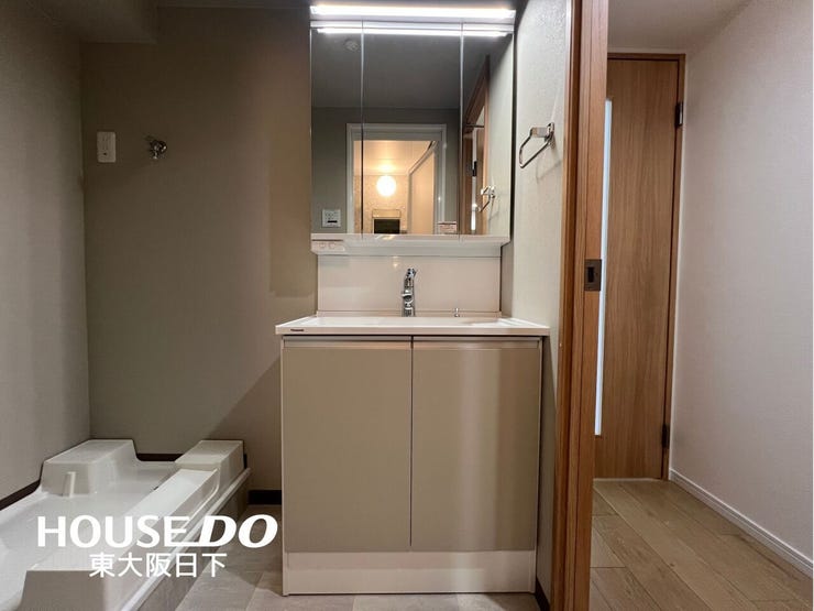 洗面所:朝の準備が楽にできる独立洗面台です!身支度やお風呂上がり、寝る前の準備などの際に嬉しい大きな鏡付きです♪