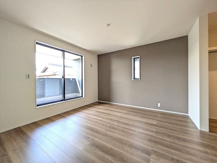 【同社施工例】グレーのクロスがアクセントになった、スタイリッシュな印象のお部屋。ウォークインクローゼット付きで収納に困りません