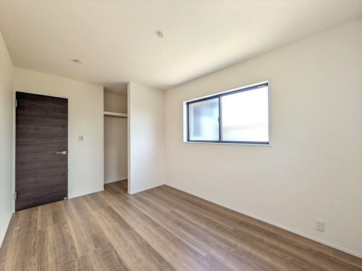 【同社施工例】腰窓のみなので棚などの家具が配置しやすく、書斎や勉強部屋として使いやすそうです