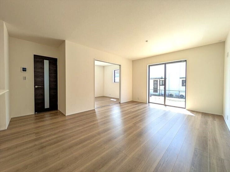 【同社施工例】日当たりのよい温かい雰囲気の広々LDKスペースです♪
ご家族との団欒をこちらでゆったりとお過ごしください♪
洋室が隣接しており、戸を開けると広々とした空間になります。