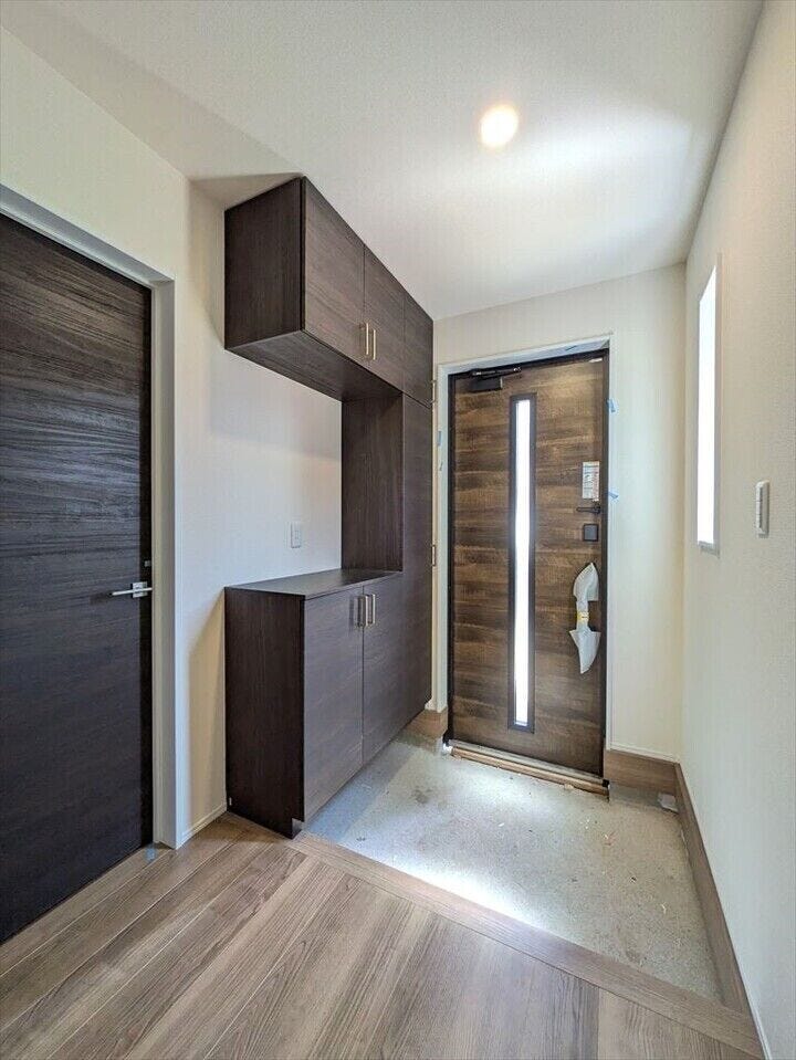 【同社施工例】インテリア性の高いトールタイプの下足箱。棚は可動式だから、ブーツや長靴も立たせたまま収納することができます