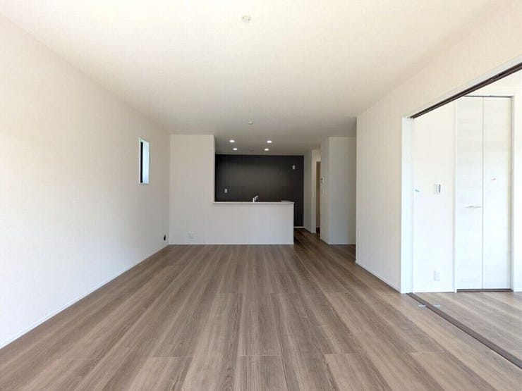 【同社施工例】降り注ぐ陽光をいっぱいに浴びて、ライトと共にLDK全体を明るく・開放感のある空間にしました。
多くの時間を過ごす住まいだからこそ、いつも快適な場所であるように心掛けています。