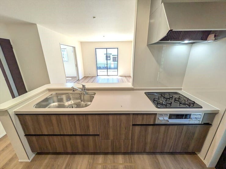 【同社施工例】料理をしながら会話が楽しめる対面キッチン!リビングで遊ぶお子様の様子も見えるので安心です♪