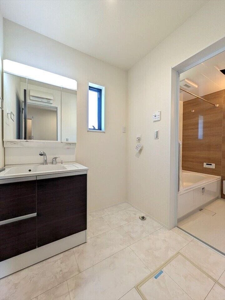 【同社施工例】収納箇所が豊富な洗面台。朝の忙しい時間の身支度も大きな鏡でゆったりと支度ができます