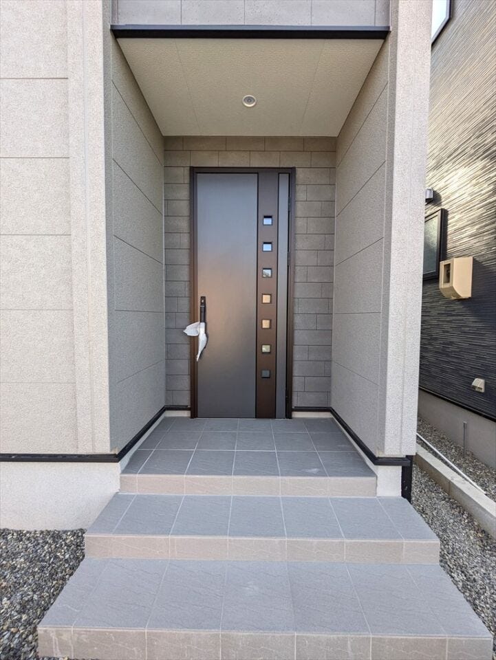 壁に囲まれた玄関ポーチは雨や風を防いでくれるので快適です!
2026/3/23撮影