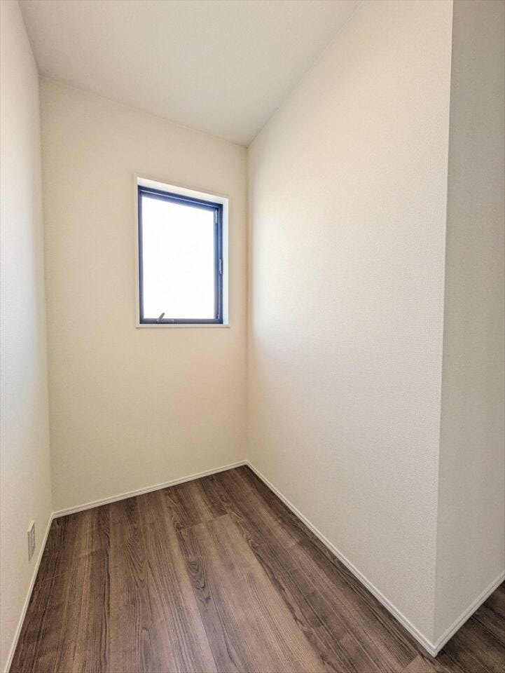 背の高いアイテムや、季節商品などをしまうのに最適な納戸付き。