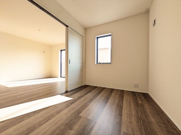 リビングに隣接した洋室は、赤ちゃんやご高齢の方にも優しいバリアフリー仕様。
大きなクローゼットがあり、リビングで使う道具をたっぷりしまえます