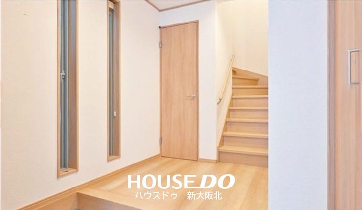 ■広々とした玄関スペースです♪
■窓があるので、ニオイがこもりがちな玄関もスッキリ換気できます!