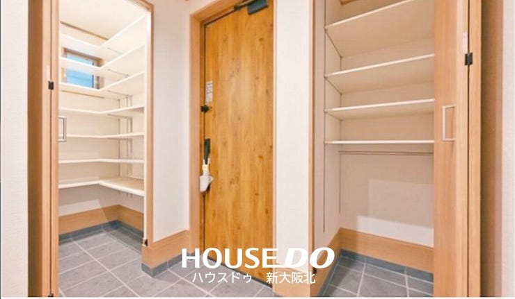 ■収納力豊富な玄関!
■靴や傘のほか、ベビーカー、レジャー用品など、土のついたモノを置く場所を確保することで見た目もスッキリ保てる一石二鳥のシューズインクロークです!