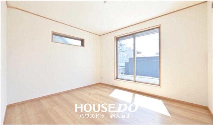 ■全室2面採光なので自然の光が差し込む明るく開放的な室内です!
■白い壁とナチュラルな木目の床の組み合わせが、シンプルで落ち着いた雰囲気の室内です!