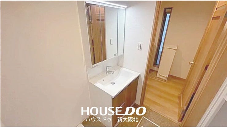 ■ゆとりある洗面台で毎朝の身支度もスムーズに!
■もちろん、鏡裏にもたっぷりの収納スペースがあるので、いつもスッキリと保てますね!