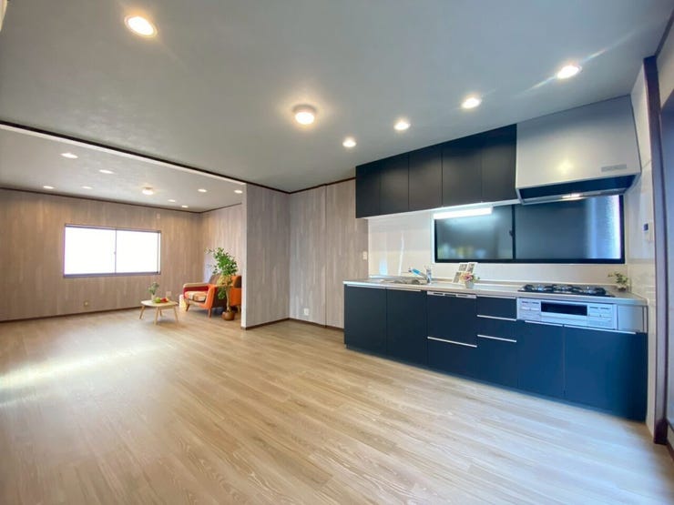 LDKは約18.5帖♪
大きめの家具を置いてもゆとりをもてますね♪
広いリビングはご家族も喜ぶはず♪
家族団らんのスペースに!