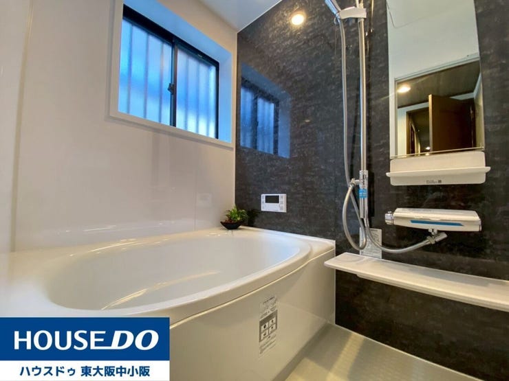 広めのバスに小窓つき♪
日々の疲れはここで落としましょう♪