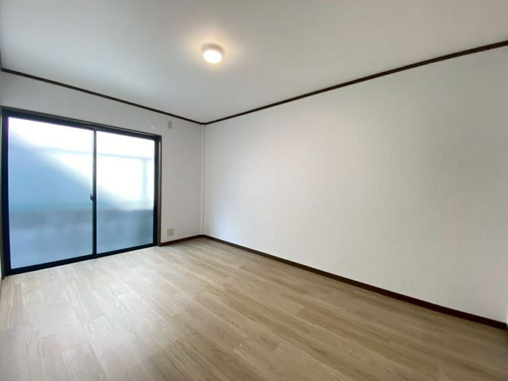 日の光がたくさん入る洋室♪