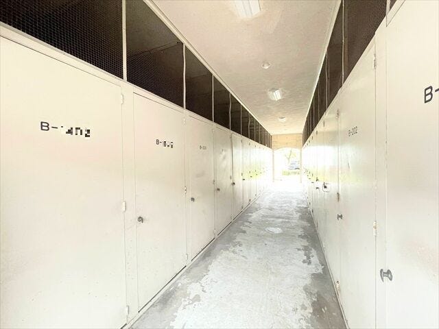 【屋外収納スペース】頻度の少ない荷物などをしまっておけます。