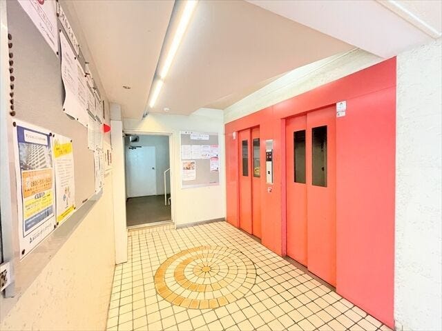 【エレベーター、掲示板】エレベーター付きなので小さなお子様からご年配の方まで住みよいマンションですね。