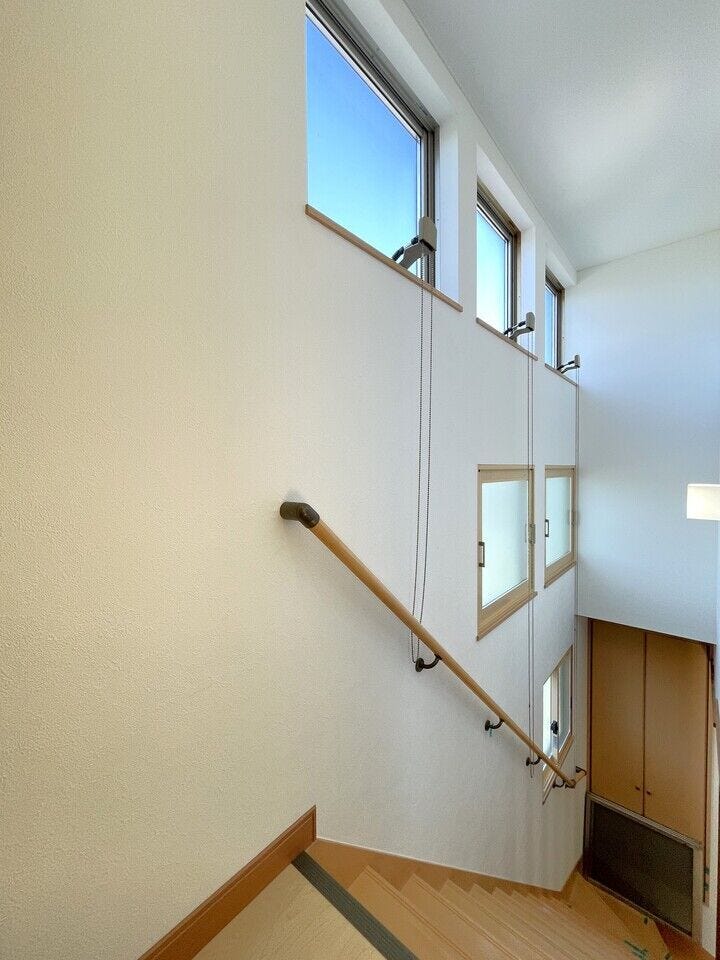◇2階から3階の階段には窓が多く設置されていて明るい日差しが差し込みます♪