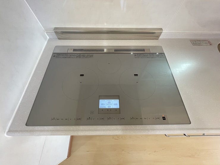 ◇IHコンロで安全性が高く、お手入れも簡単♪3口コンロなので作業効率も高まります♪