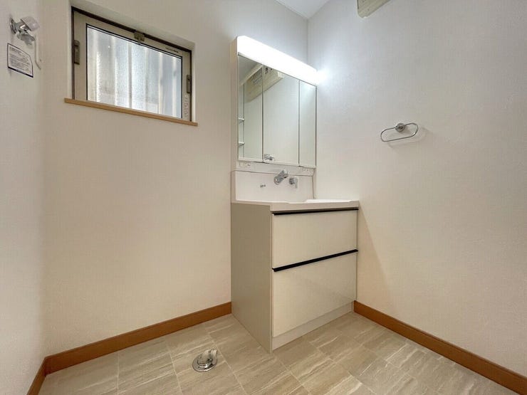 ◇独立洗面台は三面鏡で朝の身支度もはかどりそう♪