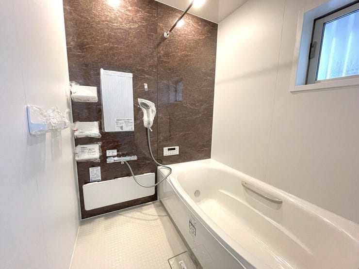 ◇窓付き浴室で換気しやすくカビの発生を抑制する効果も♪浴槽には手すりがついているため転倒防止にもなります♪