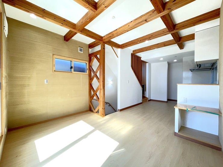 【居間・リビング】
◇2025年10月上旬リフォーム完了済!
約12.6帖のLDKは南東に面するバルコニーから暖かい日差しが差し込みます♪