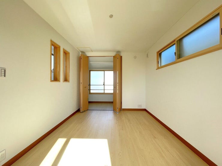 ◇3階約6.75帖の洋室は2面採光で明るい空間♪更に奥には納戸があり収納も豊富♪