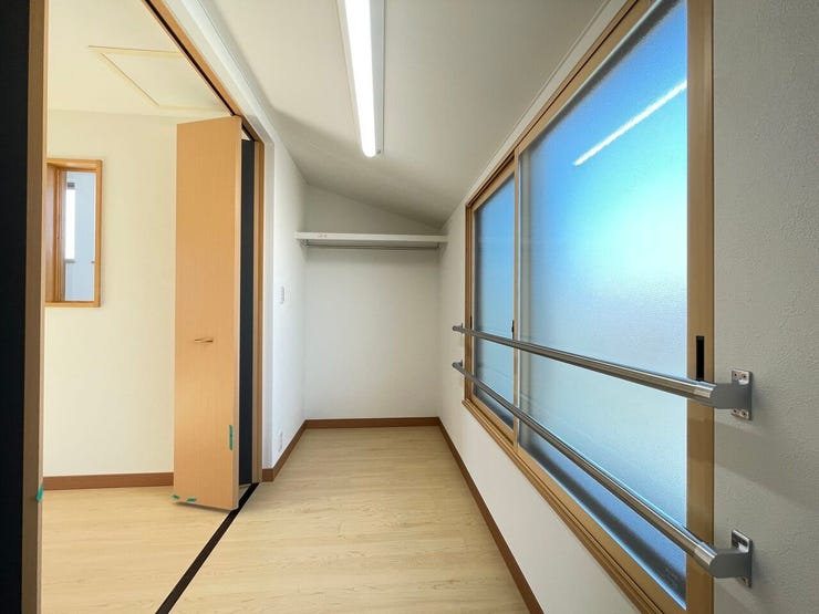 ◇納戸にも窓がついていて日中は電気を付けなくても明るいので電気代の節約にも♪