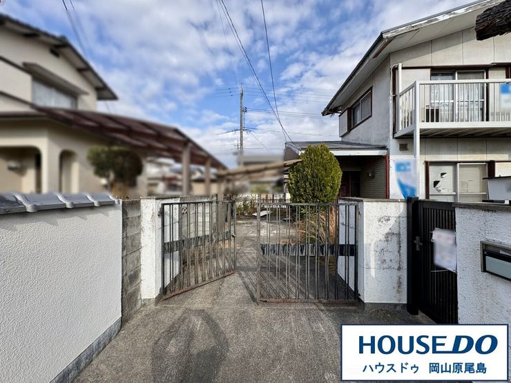 駐車は敷地西側に縦列で2台可能となっております!