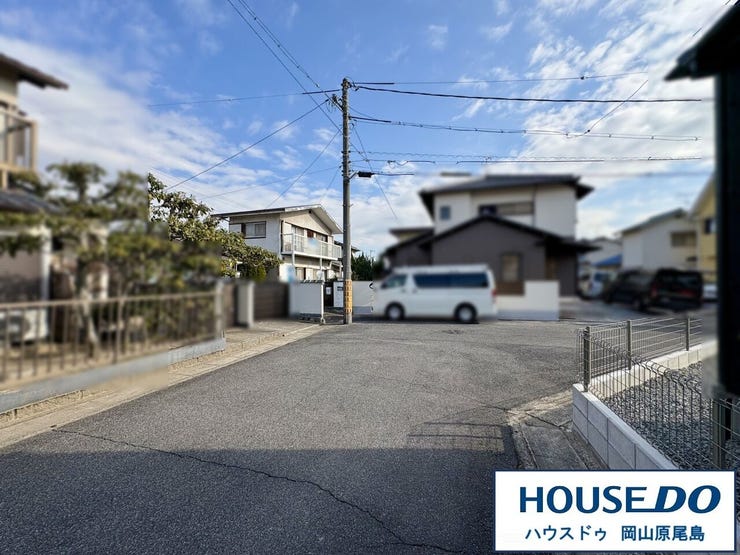 南側前面道路は約5mの幅員で、車の出し入れも安心です!