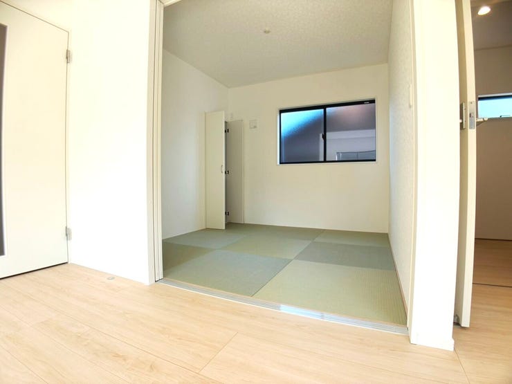 ◎和室(2/22撮影)
1階のリビング横には4.5帖の和室を採用!
リビングと続き間になっているので、客間としての利用も!
扉を開けると開放的な空間がひろがります!