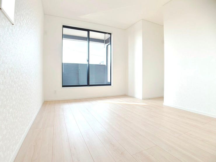 ◎洋室(2/22撮影)
南向きであたたかな陽射しがたっぷり差し込む洋室!毎朝気持ち良く起きられそうですね。