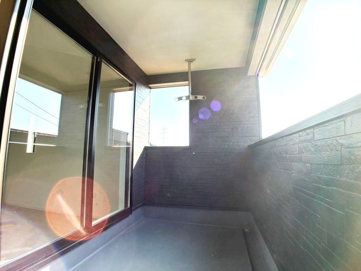 ◎バルコニー(2/22撮影)
奥行きのある、広々としたルーフバルコニー!
屋根付きなので急な雨も安心◎
ちょっとした憩いの場にも変身します♪