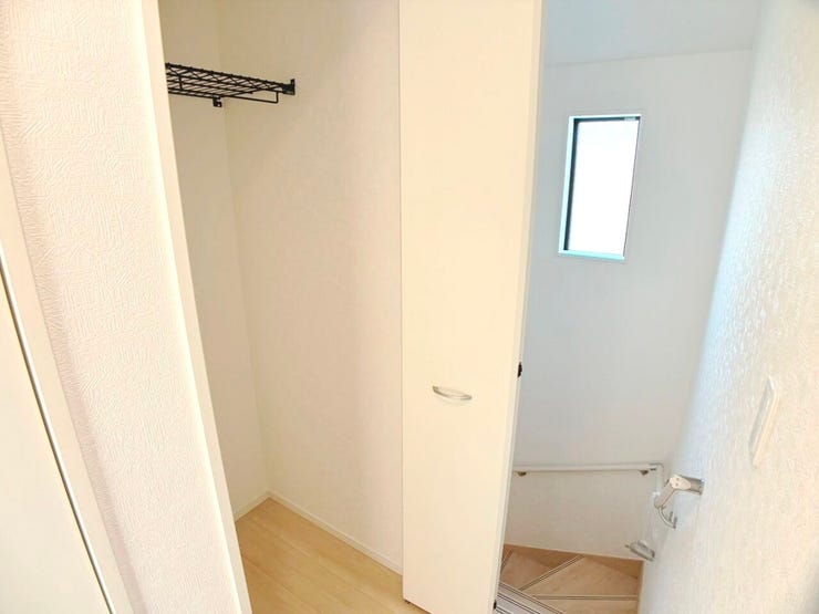 ◎2階廊下収納(2/22撮影)
2階へ上がると、階段横にも収納付!お掃除用具や季節物の家具・家電などの収納に便利なスペースです!