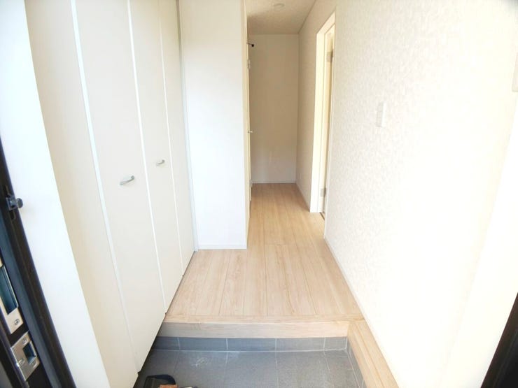◎玄関(2/22撮影)
玄関を入り、右側にはLDKに入る扉、奥には2階へ上る階段へ続いています。
玄関近くにはトイレがあります。