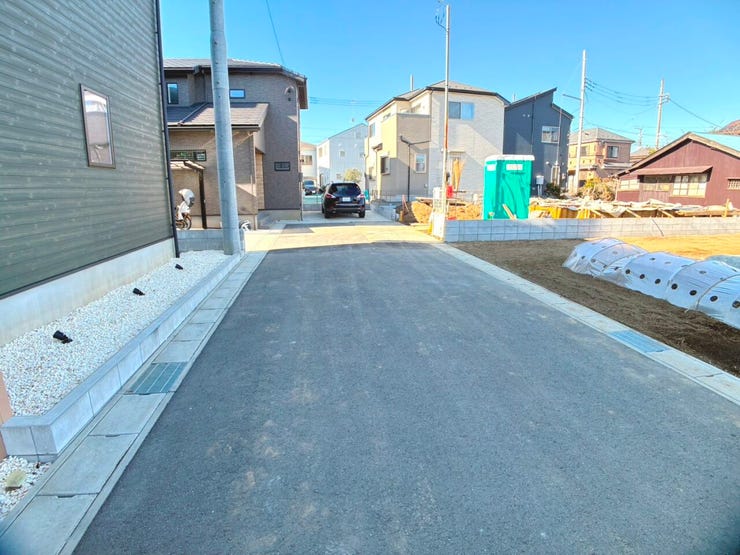 ◎前面道路(1/9撮影)
南向きで日当たりも良く、小学校は3分の近さ!車2台駐車OK!
買物施設も周辺に多数ある、住環境良好な立地です◎