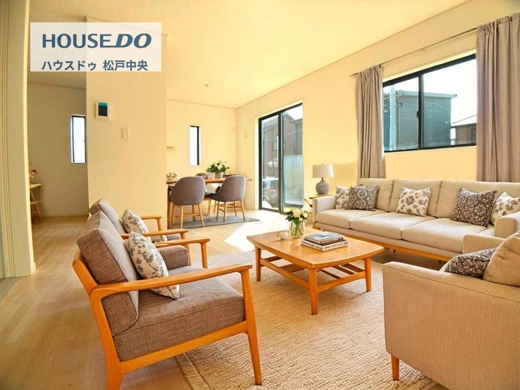 ◎リビング(2/22撮影)
ダイニングとリビングをきれいにわけられる間取りに。お食事とくつろぎの時間の切り替えもしやすく!
※家具はCGになります。