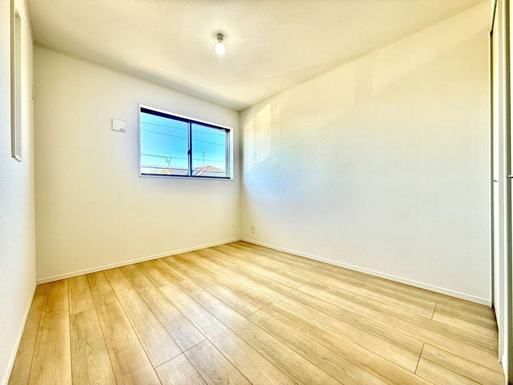 ◇5.7帖 洋室◇
北側のお部屋ですが、2面採光を確保しており明るいです。柔らかな光が長時間続くので、勉強や読書など落ち着いて作業するのに最適なお部屋です。お子様や趣味のお部屋にいかがですか。