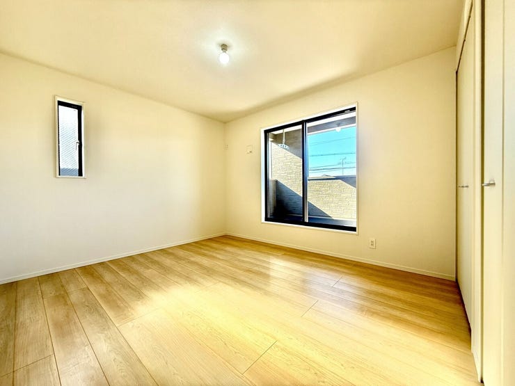 ◇7.5帖 主寝室◇
ご夫婦の主寝室に最適なお部屋です。十分な広さがあるので、大切なプライベート空間を素敵に演出できます。バルコニーに出られる大きな窓もあります♪