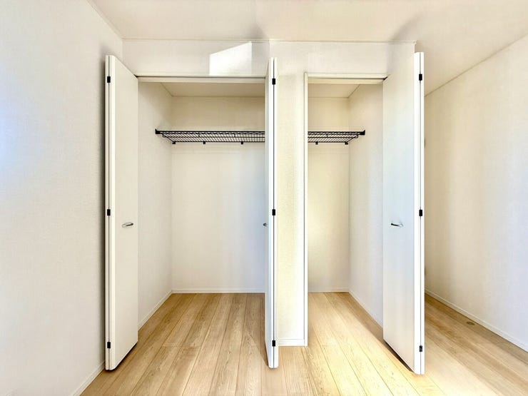 ◇クローゼット◇
大容量のクローゼット完備。お洋服もたくさん収納できて、お部屋がスッキリします。網棚が設置されており、大切なお洋服が傷まないよう、そのままかけて収納できます。