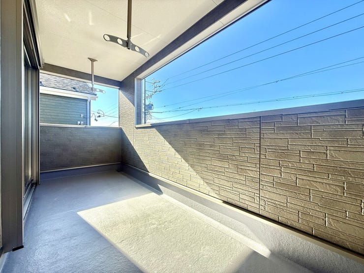 ◇バルコニー◇
インナーバルコニーを採用しています。屋根があるので天候に左右されることなくお洗濯できます。モノを置いても雨に濡れて錆びてしまう心配は無用ですね。