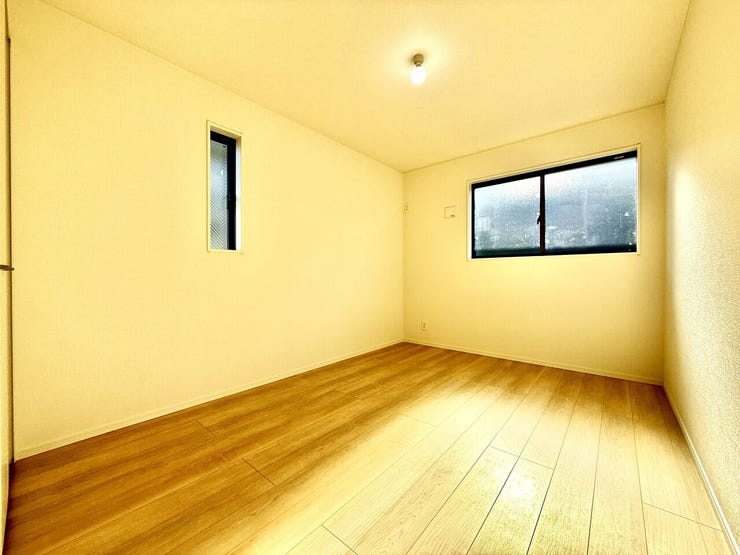 ◇6.5帖 洋室◇
家族の成長に合わせ多目的に使える居室です。お子様のお部屋や、趣味のお部屋にしたり、使いやすいお部屋になっています。クローゼット完備ですので、プライベートルームがスッキリしますね。