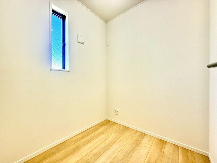 ◇2帖 納戸◇
太陽の直射日光が差し込むことのないこのお部屋は、衣類や趣味の収納に最適な空間です。自室の本棚に収納しきれない本を収納する、書庫や、テレワークルームとしてお使いいただいてもいいですね。