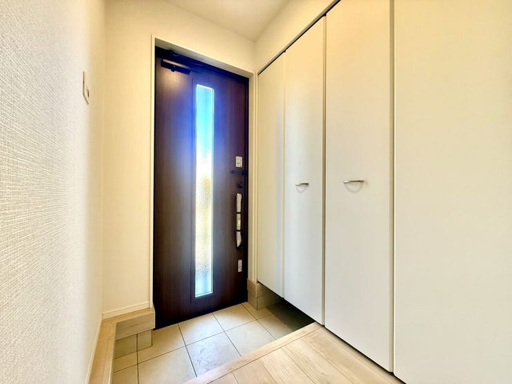 ◇玄関◇
使い勝手の良い下足収納があり、外から帰ってきて靴、レインコート、傘や外遊びグッズ等を収納するのに大変重宝します。明るく温かな雰囲気で家族の帰りや来訪者を出迎えてくれる玄関です。