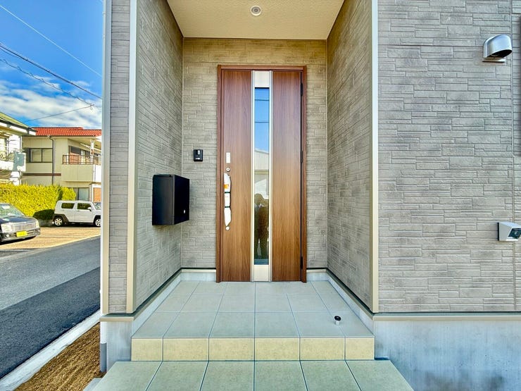 ◇エントランス◇
お家の顔となるエントランスは、木目調の玄関扉が魅力的です。ダウンライトも設置されていますので、玄関周りが明るく、暗い夜でもご家族やお客様を優しく迎えます。