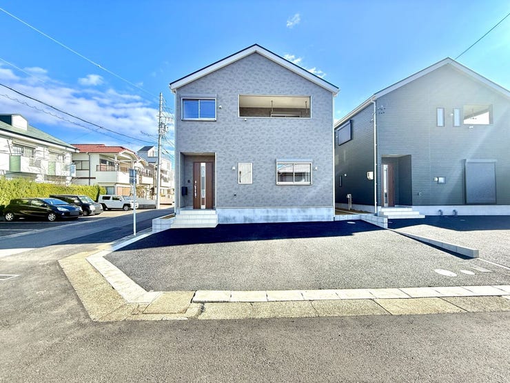 ◇駐車場◇
並列3台駐車可能なスペースです。ご夫婦でお車をお持ちの方も安心です。駐車スペースにはお車だけでなく、自転車やバイクなども置いていただけます。