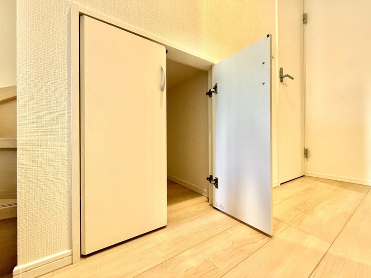 ◇1階 廊下収納◇
誰もが通る所にあるご家族全員の収納スペースです。文具やDIY工具といった生活道具、日用品の買い置き、新聞・雑誌など古紙の一時置き、掃除用品などを収納していただけます。