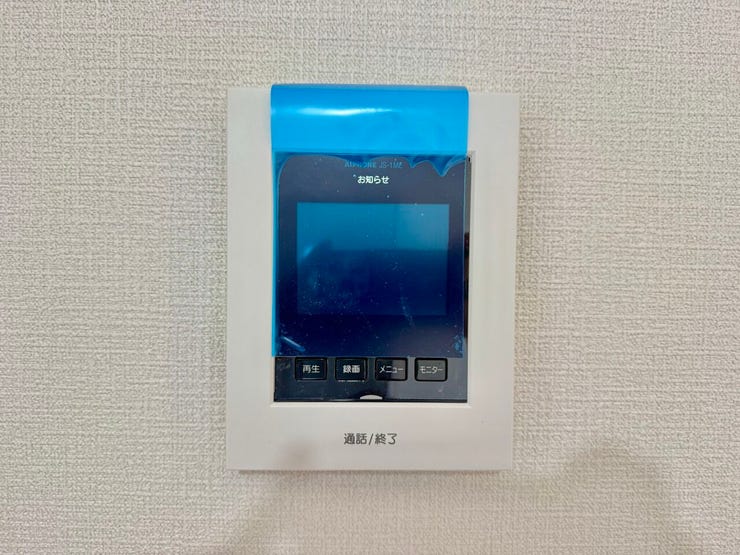 ◇TVモニター付インターホン◇
TVモニターで訪問者を確認してから会話することができますので、安心して対応していただけます。また、姿を見られたくない空き巣や不審者が嫌がるため防犯効果も高まります。