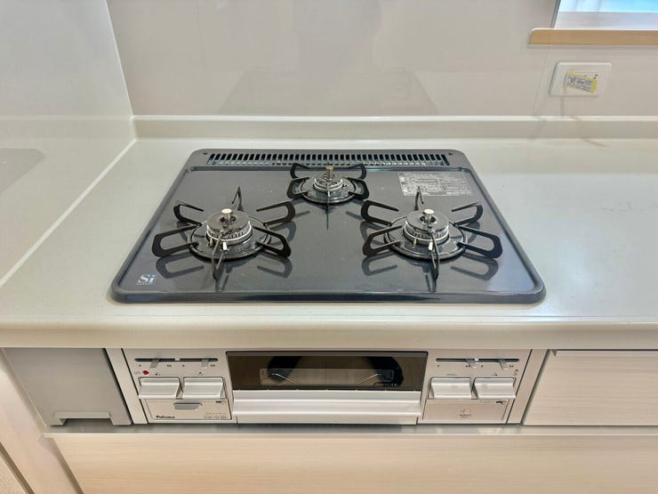 ◇三口コンロ◇
一度にたくさんの調理ができ、朝食の準備もお弁当作りもラクラクです。栄養面や彩りに気を配ると品数も増えますが、広いワークトップなのでたくさん作ってもスペースに余裕があります。